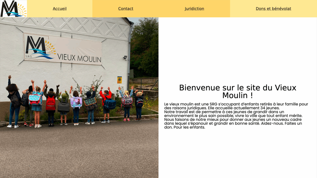 Screenshof of the homepage from the Vieux Moulin, an image of childrens in front of a house is on the left and text is on the right. There is a yellow navigation bar over the content.