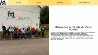 Screenshof of the homepage from the Vieux Moulin, an image of childrens in front of a house is on the left and text is on the right. There is a yellow navigation bar over the content.